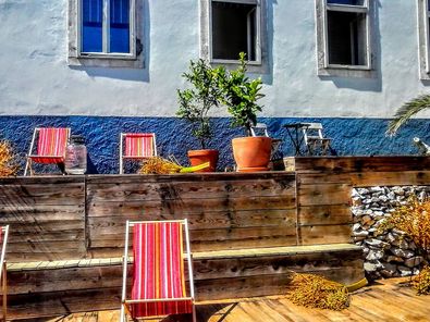 Questa immagine ha l'attributo alt vuoto; il nome del file è skola-chairs.jpg